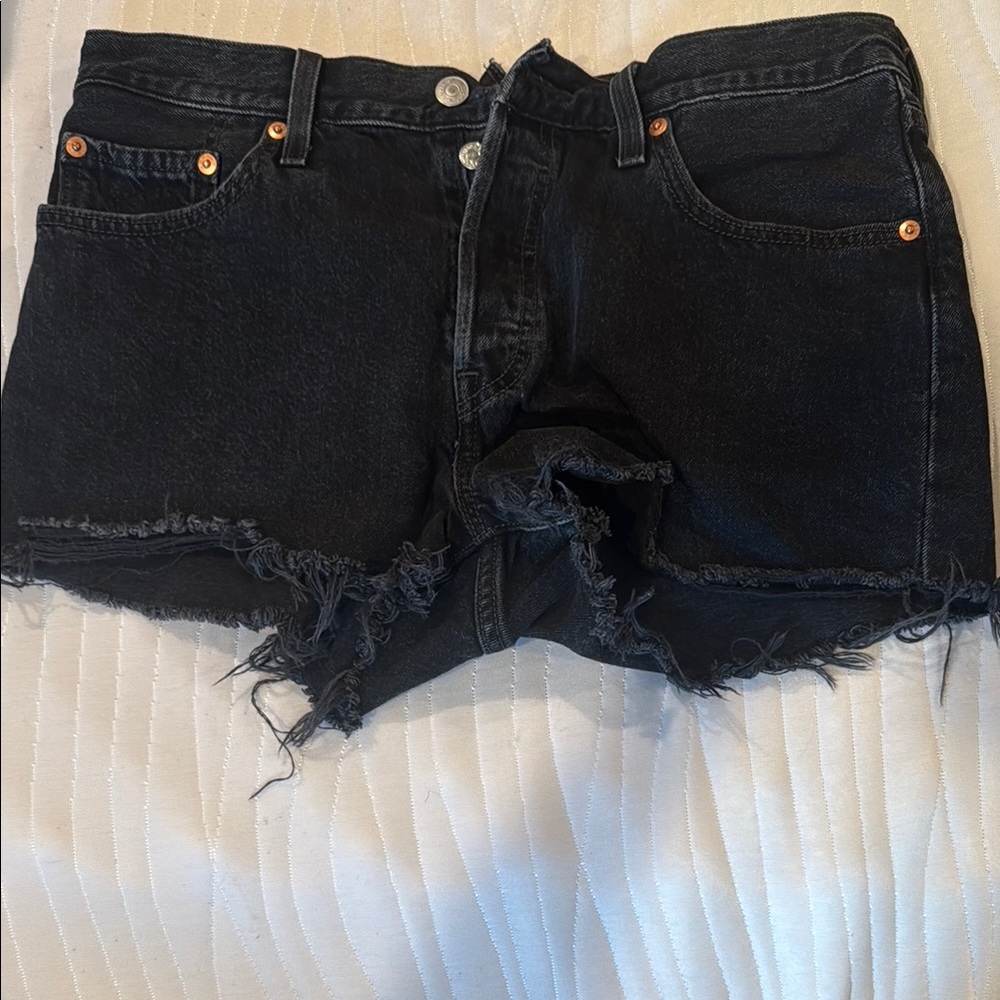 Black denim Levi’s shorts!